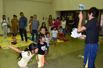 写真：ともくん先生と楽しそうに運動をする子どもたち