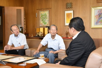 写真：泉さん、「瑞浪市防犯推進の会」現会長の伊藤さんと水野市長の懇談の様子