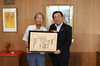 写真：感謝状を手に記念写真を撮る、泉さんと水野市長