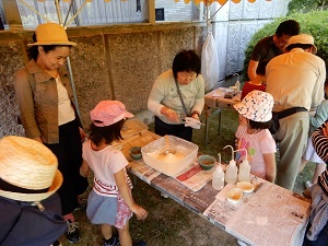 写真：化石のレプリカづくり