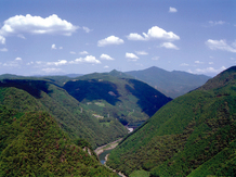 写真：天狗塚から望む緑の山々と青空