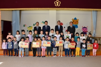 写真：園児とおりべ会会員の記念写真