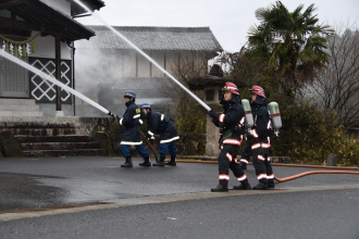 写真：消防本部職員と消防団員による放水訓練