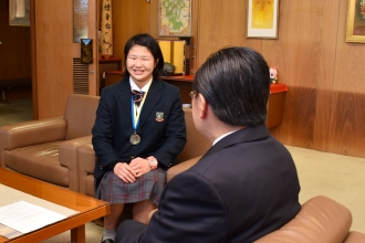 写真：寺本さんが市長に大会の報告をしている様子