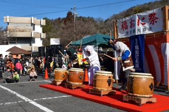 写真：鬼の衣装での多治見太鼓演奏の様子