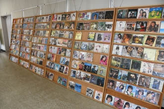 写真：ロビーの壁一面にレコードが飾ってある様子