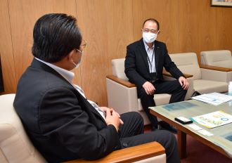 写真：田中所長と市長の歓談の様子