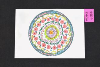 写真：瑞浪陶磁器工業協同組合理事長賞のデザイン画　野菜や果物ののような色彩の幾何学模様