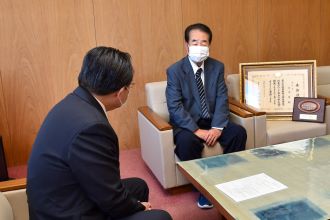 写真：承山さんと市長の歓談の様子