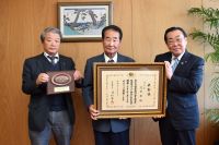 写真：承山さん、成瀬会長、市長で記念撮影
