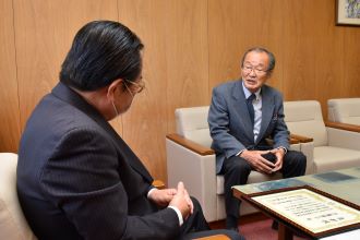 写真：伊藤さんと市長が歓談する様子
