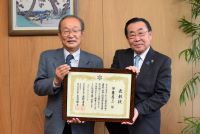 写真：伊藤さんと市長で記念撮影