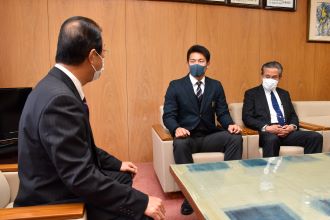 写真：元選手が副市長と歓談する様子