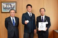 写真：元選手、副市長、和田校長の記念写真