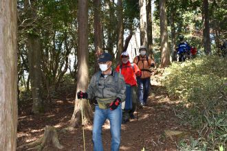 写真：参加者が登山する様子