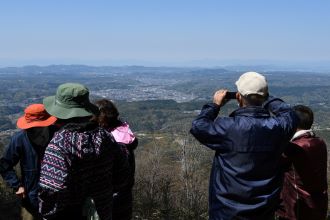 写真：参加者が頂上から街並みを見下ろす様子