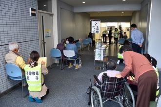 写真：予診票チェック会場の様子