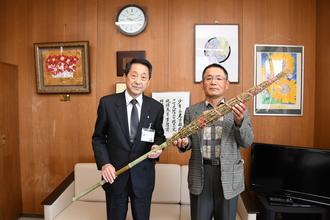 写真：三浦順三氏と教育長