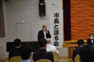 写真：まちづくり推進協議会会長が話す様子