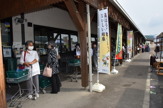 写真：開店前の行列