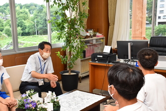 写真：瑞浪北中学校生徒が教育長と話す様子