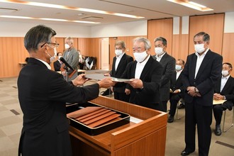 写真：当選証書付与