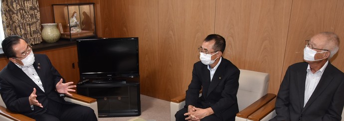 写真：答申について市長との対談の様子