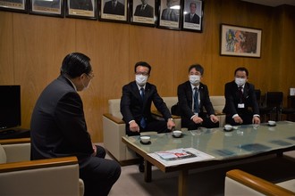 市長と話す様子