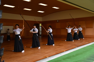 弓道をプレーする様子