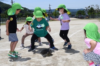 生き物と触れ合う様子