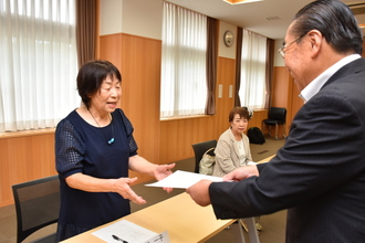 委嘱状を受け取る様子