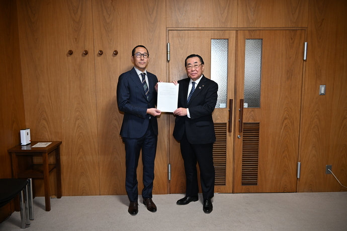 瑞浪市総合計画推進委員会会長から市長へ意見書が提出された写真