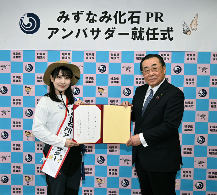 委嘱状交付の様子