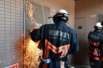 扉切断の様子