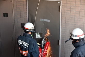 扉切断の様子